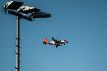 Ein Flugzeug über dem Trainingszentrum von Dynamo Dresden.