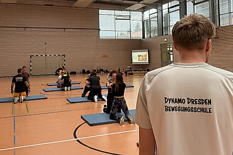 Menschen beim Sport in einer Turnhalle