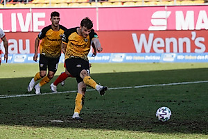 Christoph Daferner verwandelt einen Handelfmeter zur 2:0-Führung (45.+2). | Foto: Steffen Kuttner