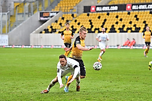 Der eingewechselte Stor in der Nachspielzeit auf dem Weg zum vierten Tagestreffer der SGD. | Foto: Dennis Hetzschold 