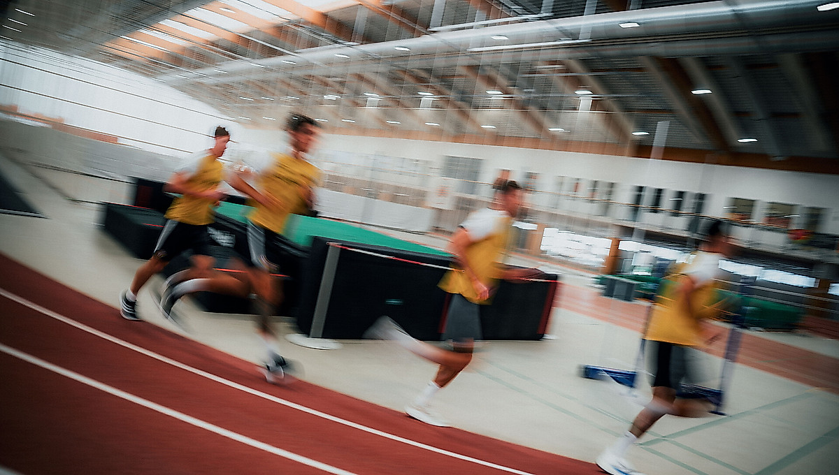 Die Spieler laufen in der Leichtathletikhalle bei einem Laktattest.
