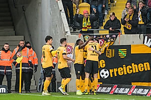 Große Freude nach dem frühen Führungstreffer von Alexander Jeremejeff.