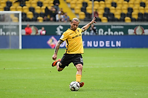 Patrick Ebert spielt den Ball