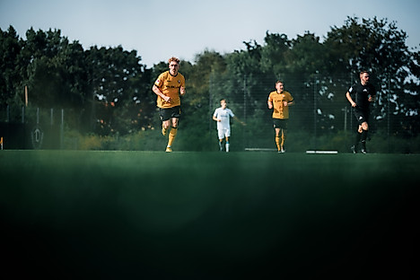 Luca Herrmann läuft im Testspiel gegen Hertha BSC II über den Rasen. 