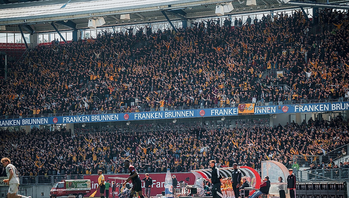 Der Gästeblock beim Auswärtsspiel von Dynamo Dresden in Nürnberg.