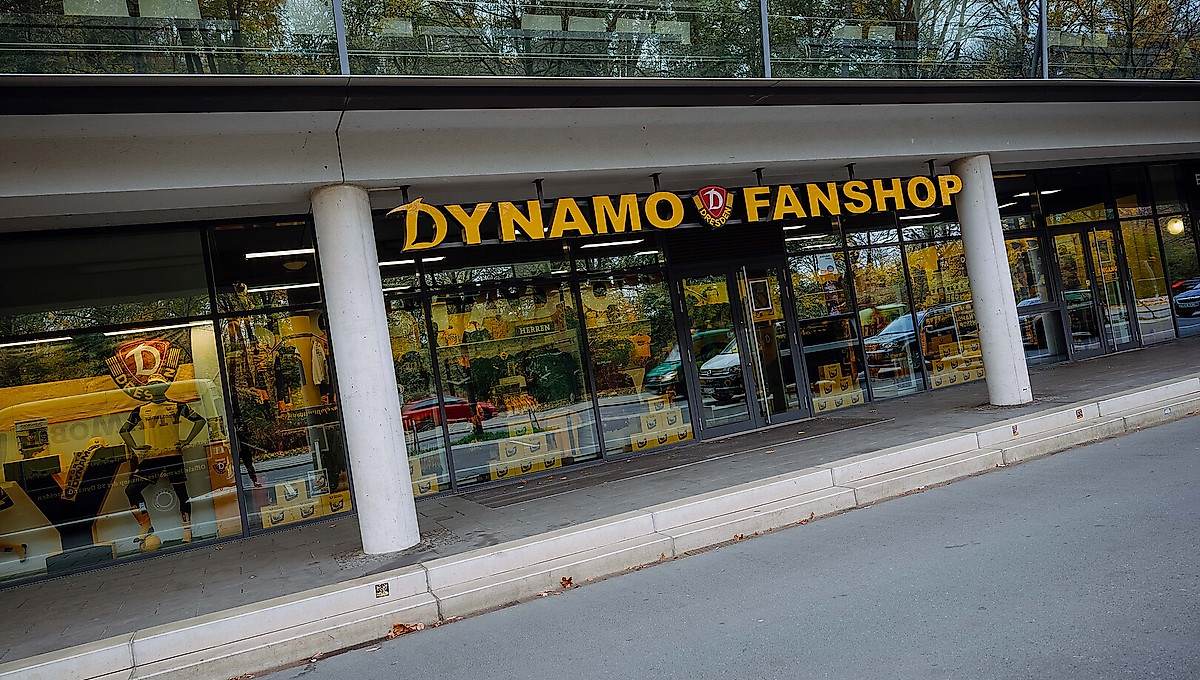Der Schriftzug des Dynamo Fanshops am Rudolf-Harbig-Stadion.