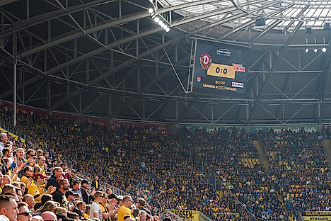 Anzeigetafel und Zuschauerbereich im Rudolf-Harbig-Stadion