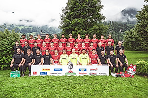 Der Preis für das stimmungsvollste Trainingslager-Mannschaftsfoto geht an diese Truppe aus der Saison 2021/22