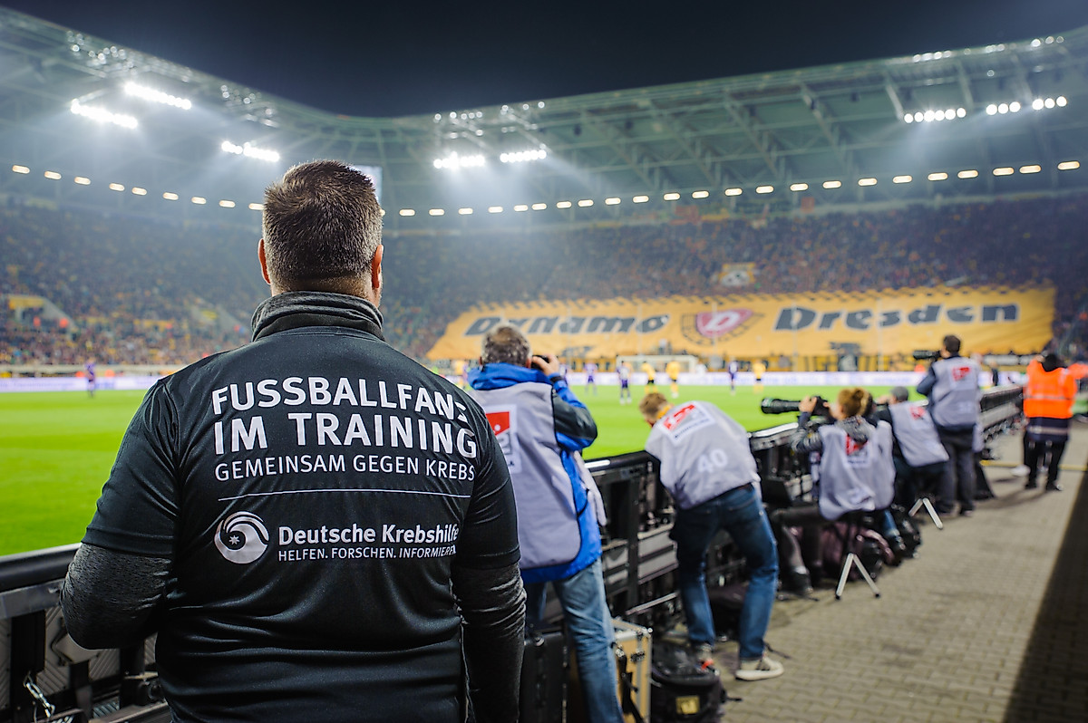 Mitglied von Fußballfans im Training am Spielfeldrand des Rudolf-Harbig-Stadion