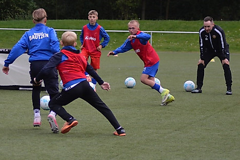 Junge Fußballspieler beim Training