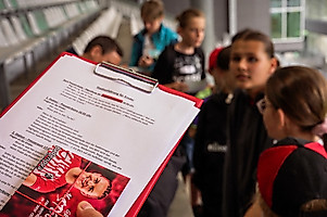 Außerdem gab es zum Abschluss Autogrammkarten für die Kinder.
