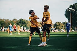 Zwei Spieler der U19 von Dynamo bejubeln ein Tor.