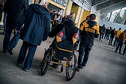 Ein Rollstuhlfahrer im Stadion.