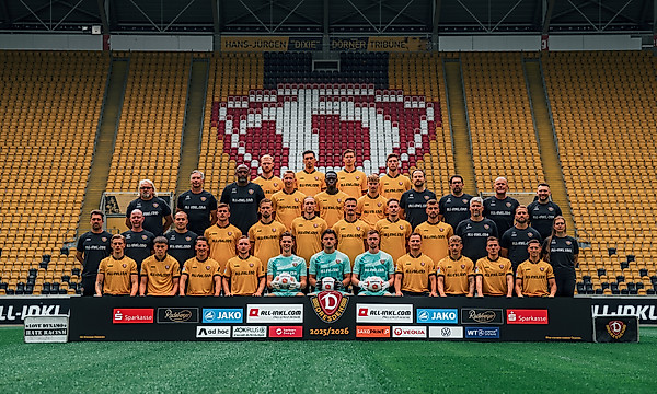 Das Mannschaftsfoto der SG Dynamo Dresden im Rudolf-Harbig-Stadion.