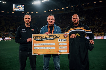 Stephan Zimmermann, Ralf Minge und Felix Lorenz halten einen Scheck in den Händen.