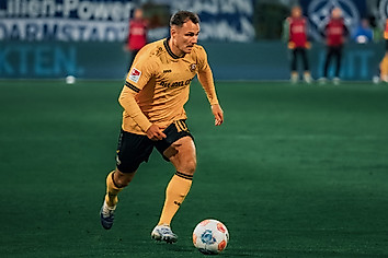 Jakob Lemmer mit Ball am Fuß.