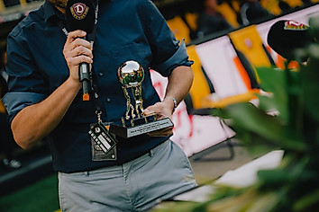 Pokal des SGD-Preises in den Händen von Geschäftsführer Kommunikation David Fischer.