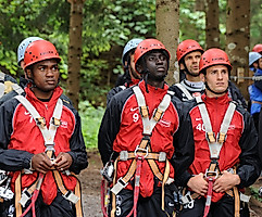Teambuilding im Trainingslager: 2010 ging es für Cedric Makiadi, Papiss Demba Cissé, Daniel Caligiuri und das Team im Klettergarten hoch hinaus. 