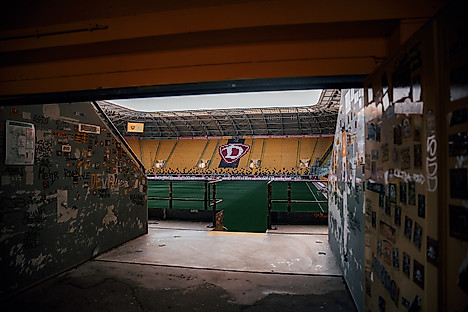 Der Blick aus der Eingangstür zum K-Block ins Rudolf-Harbig-Stadion.