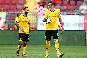 Gogia und Kutschke tragen den Ball zum Anstoßpunkt.