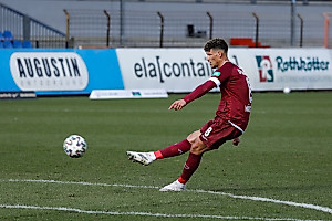 Ein Traumfreistoß von Heinz Mörschel sorgt in der 25. Spielminute für das 2:0. | Foto: Steffen Kuttner