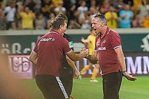 Uwe Neuhaus jubelt mit Torwarttrainer Brano Arsenovic über das 1:0