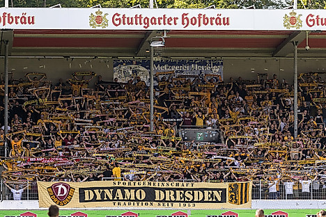 Der Gästeblock in der Voith-Arena Heidenheim gefüllt mit Fans von Dynamo Dresden