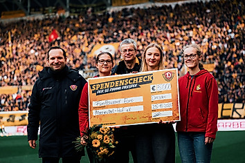 Präsident Ronny Rehn und Vize-Präsident Michael Bürger übergeben drei Vertreterinnen des Moosmutzel-Hof e.V. einen Spendenscheck.
