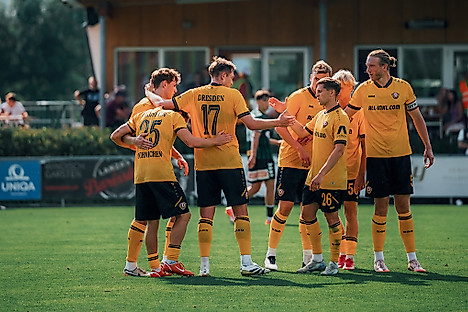 Die Spieler der SG Dynamo Dresden beim Jubel nach einem Tor.