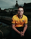 Marcel Gramann im Dynamo-Trikot am Terrassenufer in Dresden.