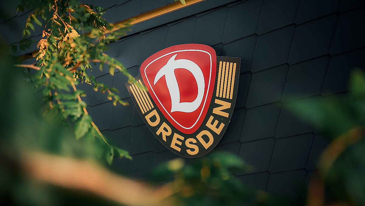 Das Wappen der SG Dynamo Dresden an einem Gebäude.