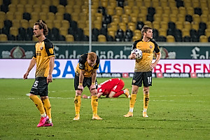 Die Enttäuschung ist bei den Spielern der SGD nach dem Schlusspfiff groß. | Foto: Dennis Hetzschold