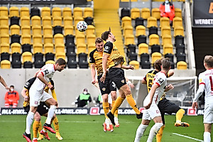 Daferner und Knipping steigen zum Kopfball hoch. | Foto: Dennis Hetzschold