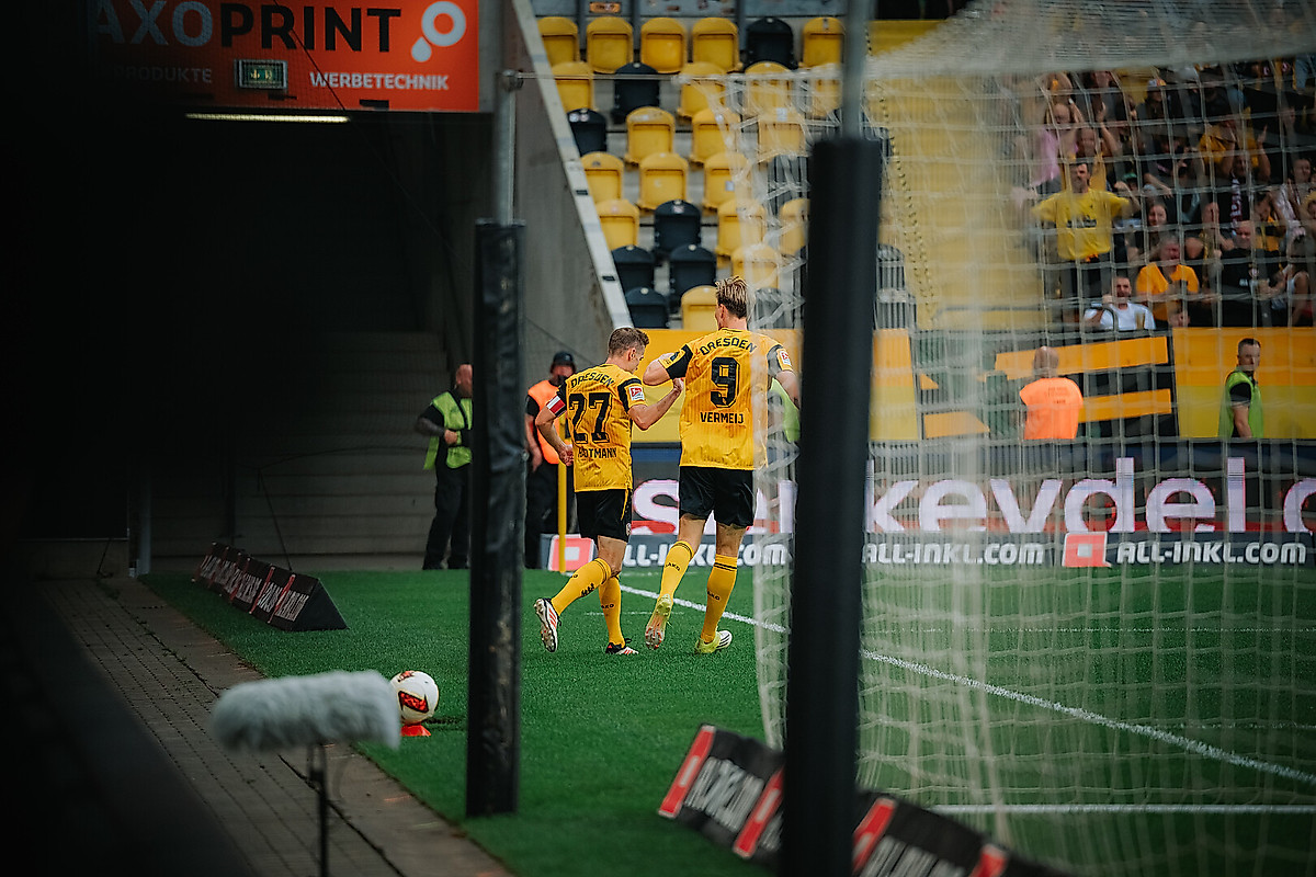 Torjubel zweier Dynamo-Spieler