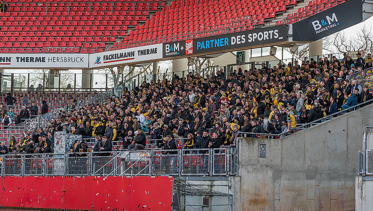 Der Gästeblock im Max-Morlock-Stadion Nürnberg