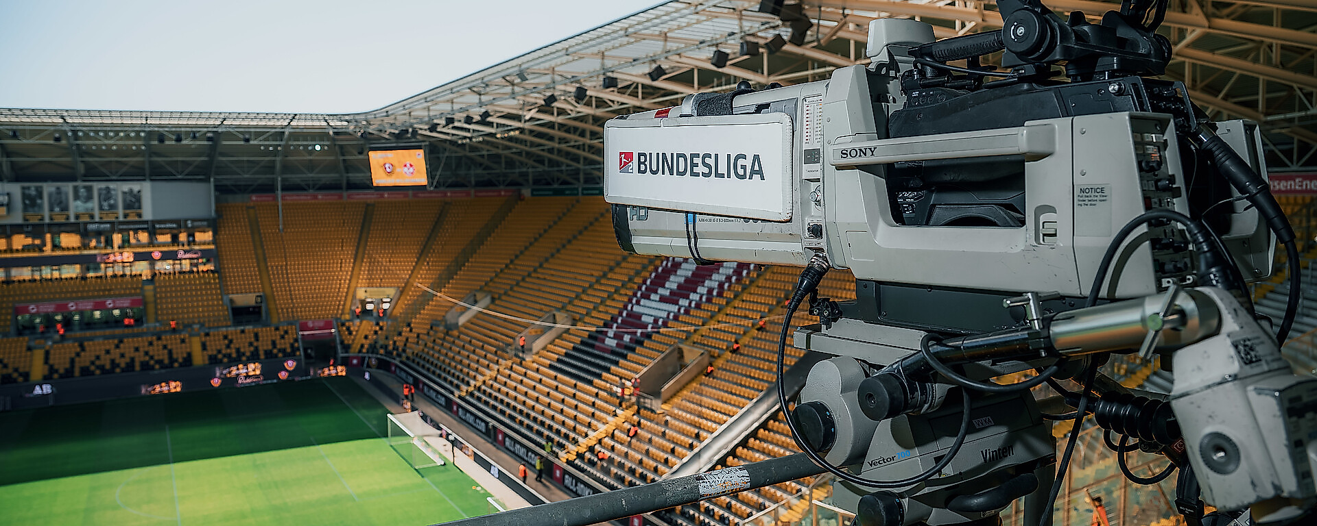 Eine Kamera und Tribünen im Rudolf-Harbig-Stadion