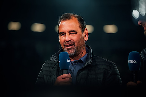 Ulf Kirsten mit einem Mikrofon in der Hand.