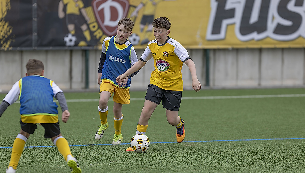 Kinder spielen Fußball