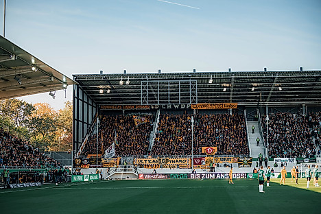 Gästeblock im Preußenstadion Münster gefüllt mit Dynamo-Fans.