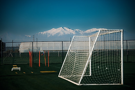 Der Blick vom Trainingsplatz in Lara auf die Berge der Türkei.