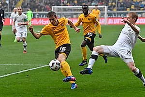 Niklas Hauptmann setzt sich im Zweikampf durch. Das Dynamo-Eigengewächs zeigte erneut eine starke Leistung.