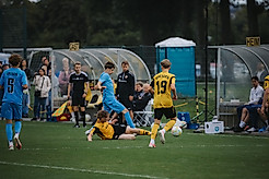 Dynamos Nachwuchsspieler grätscht Richtung Ball.