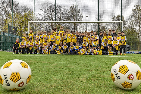 Eine Gruppe Kinder in einem Fußballtor