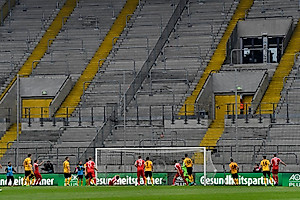 Vor dem leeren K-Block netzt Griesbeck zur Gästeführung ein.