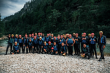 Die Mannschaft, der Staff und das Trainerteam als sie nach der Raftingtour im Ziel angekommen sind.