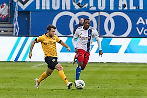 Justin "Leo" Löwe mit dem Ball im Vorwärtsgang.