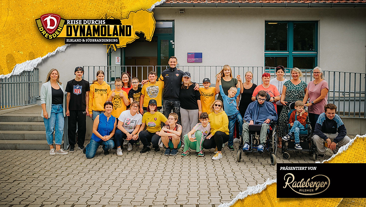 Eine Gruppe Schülerinnen und Schüler zusammen mit Lehrerinnen und Lehrern.