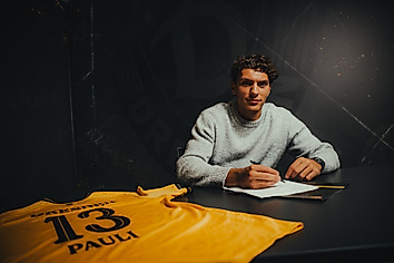 Neuzugang Julian Pauli unterschreibt seinen Vertrag bei der SGD.