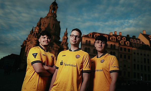 Das eFußball Teamfoto der SGD für die Saison 2025/26 mit Justin Weißflog, Marcel Gramann und Nils Coenen.