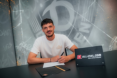 Ahmet Muhamedbegovic bei der Vertragsunterschrift.